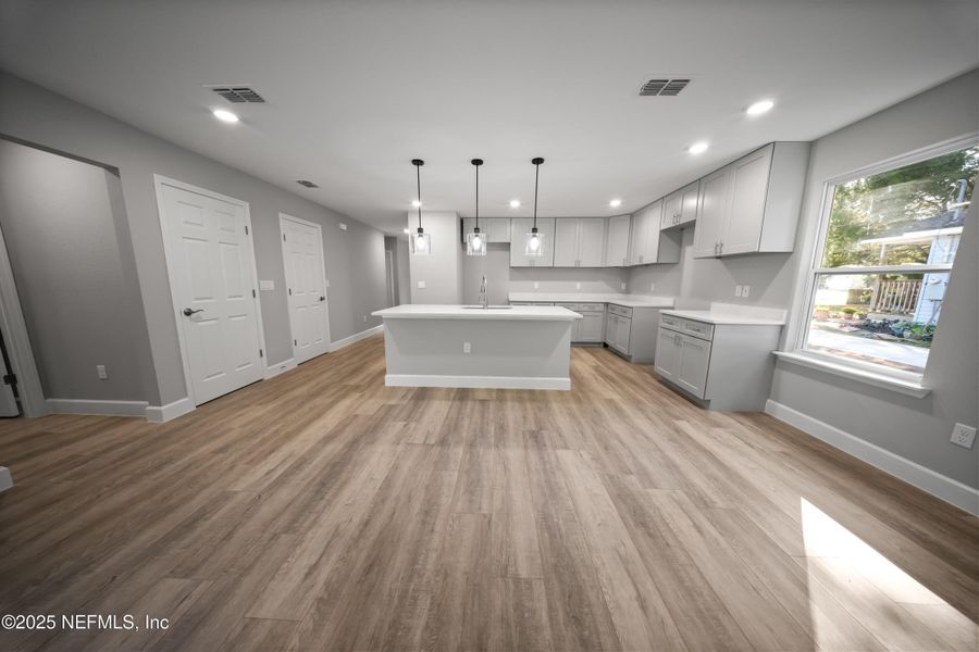 Spacious, unfurnished interior of a new home in , Jacksonville (Image 10).