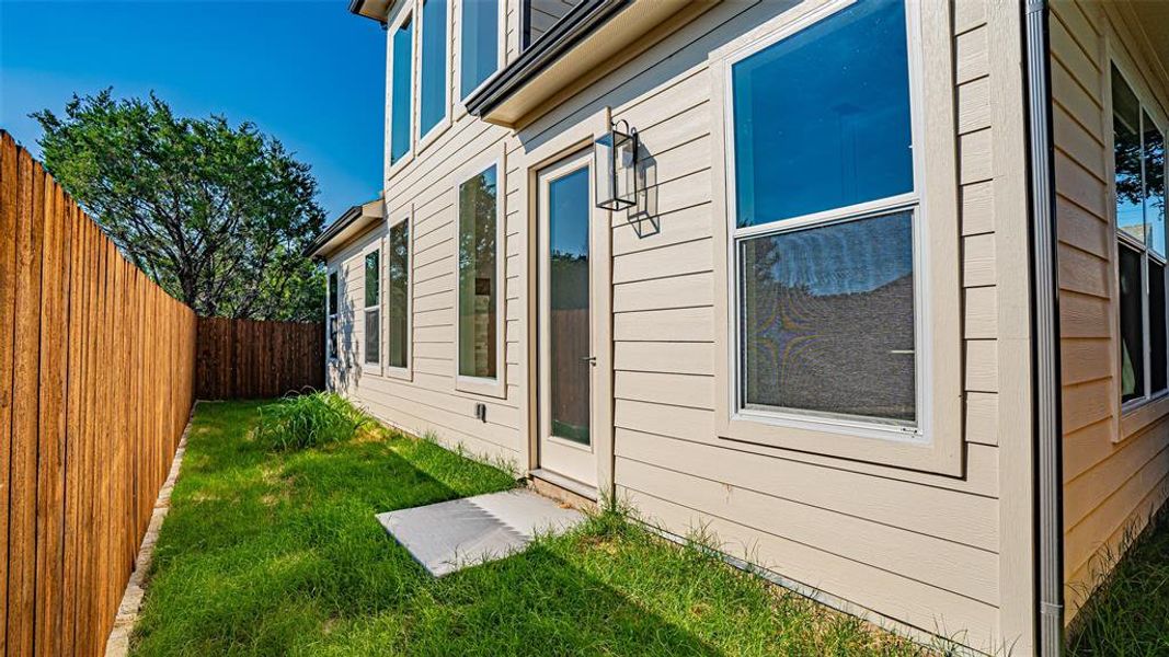 Exterior details and patio area of a home in , Granbury (Image 4).
