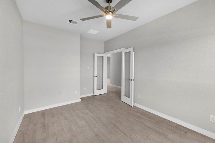 Spacious, unfurnished interior of a new home in Sunterra Lakes, Fulshear (Image 26).