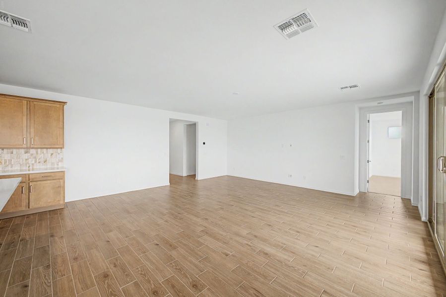 Spacious, unfurnished interior of a new home in White Tank Vistas, Waddell (Image 10). Spacious, unfurnished interior of a new home in White Tank Vistas, Waddell (Image 10).