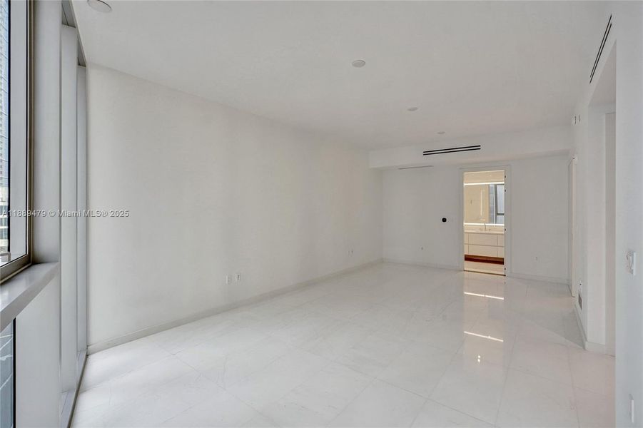 Spacious, unfurnished interior of a new home in , Miami (Image 24).