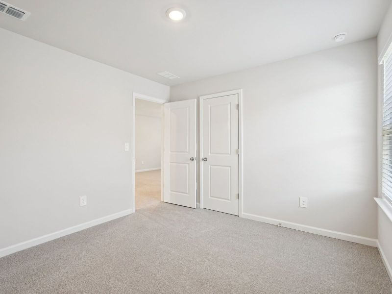 Spacious, unfurnished interior of a new home in Ivey Township, Dallas (Image 18).