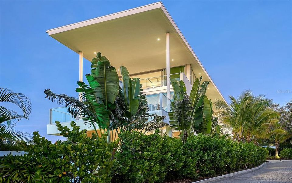 Condo located in Sarasota, FL showcasing its design and architecture (Image 34).