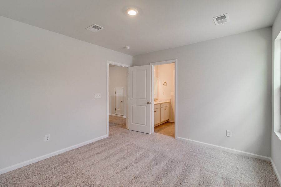 Spacious, unfurnished interior of a new home in Bluefield, Lexington (Image 36).