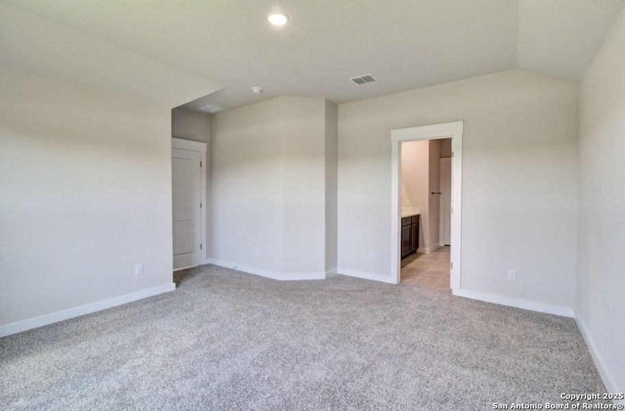 Spacious, unfurnished interior of a new home in Cloud Country, New Braunfels (Image 15).
