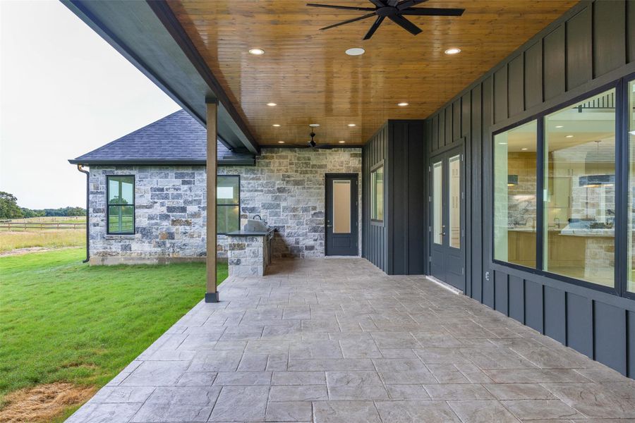 Covered Patio w/ Outdoor Kitchen