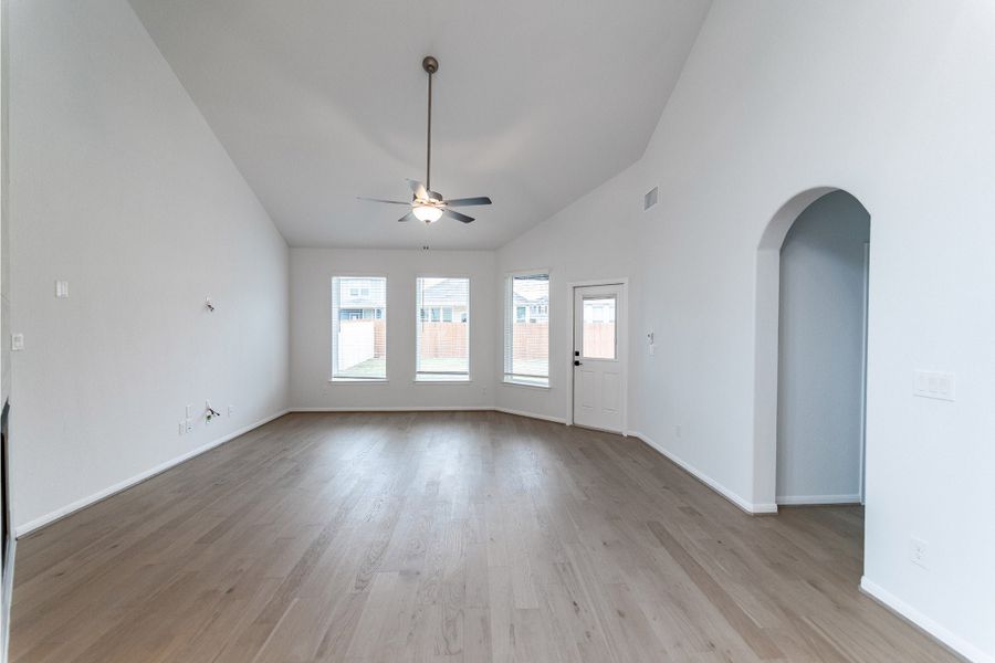 Spacious, unfurnished interior of a new home in Santa Rita Ranch, Liberty Hill (Image 16).