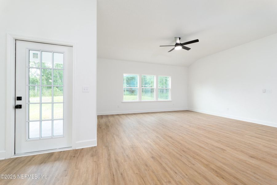 Spacious, unfurnished interior of a new home in , Middleburg (Image 13).