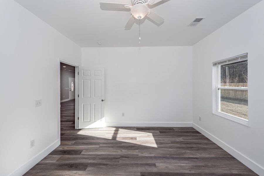 Spacious, unfurnished interior of a new home in , Goose Creek (Image 12).