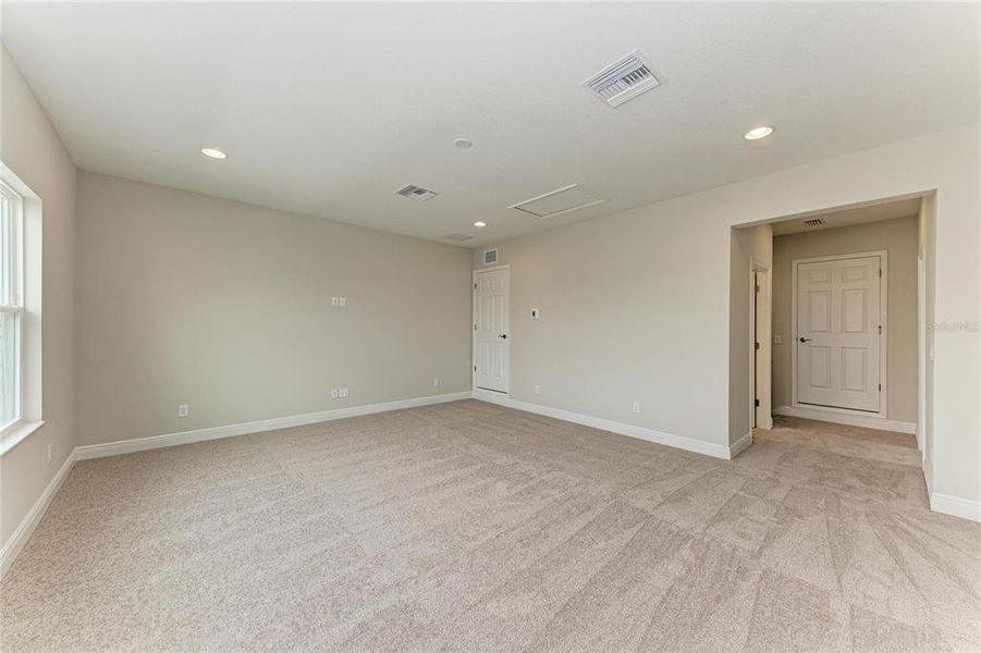 Spacious, unfurnished interior of a new home in Mirada, San Antonio (Image 28).
