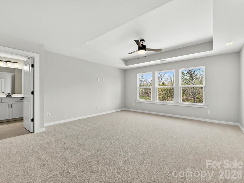 Primary bedroom feutures