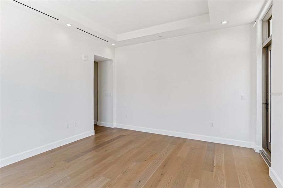 Spacious, unfurnished interior of a new home in , St. Petersburg (Image 19).