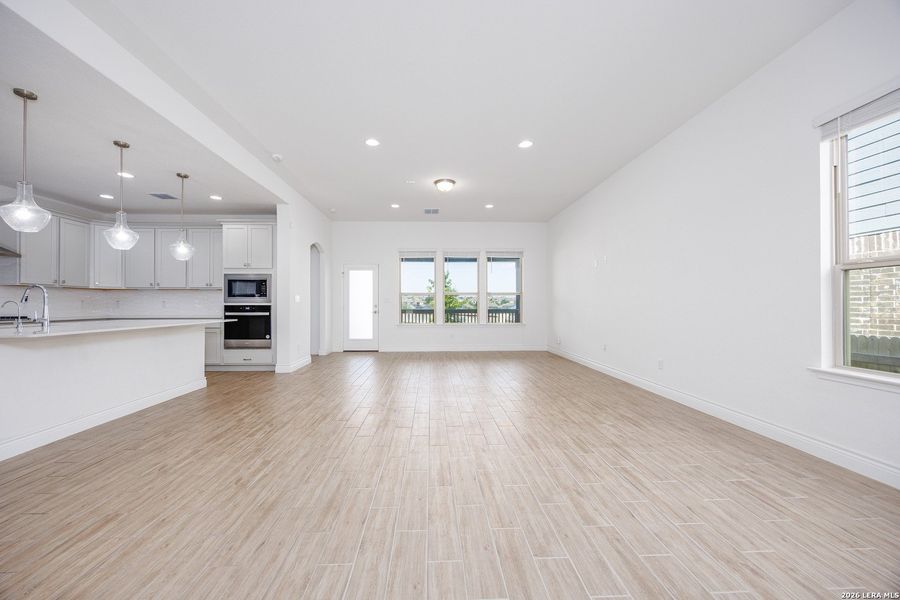 Spacious, unfurnished interior of a new home in Bison Ridge, San Antonio (Image 46).