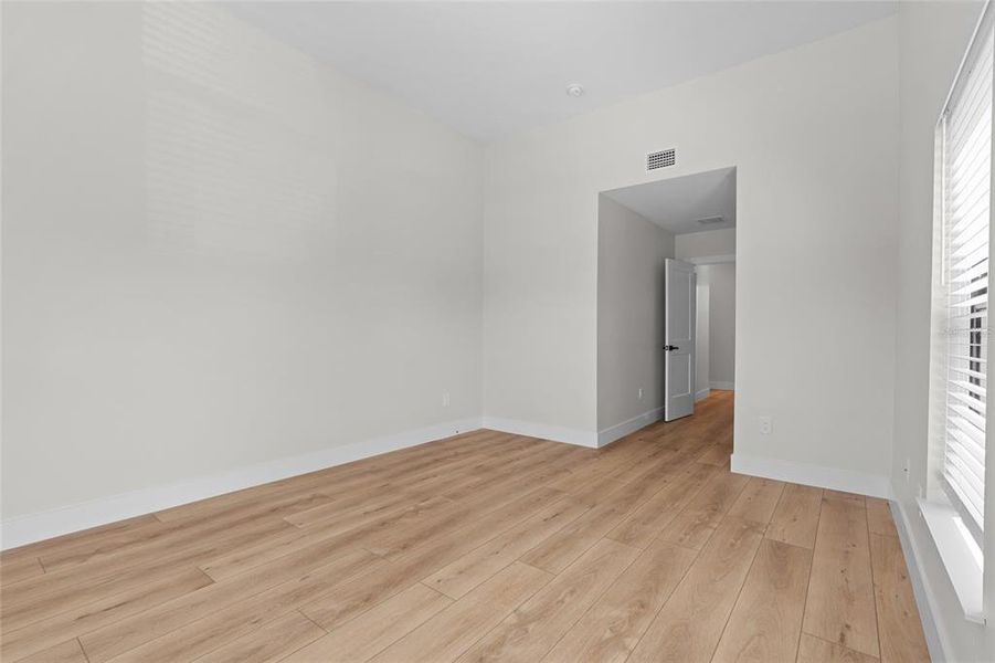 Spacious, unfurnished interior of a new home in , Tampa (Image 37).