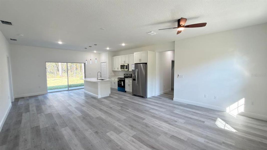 Spacious, unfurnished interior of a new home in , Citrus Springs (Image 17).