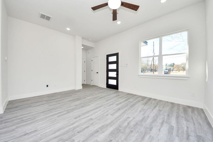 Spacious, unfurnished interior of a new home in , Conroe (Image 15).