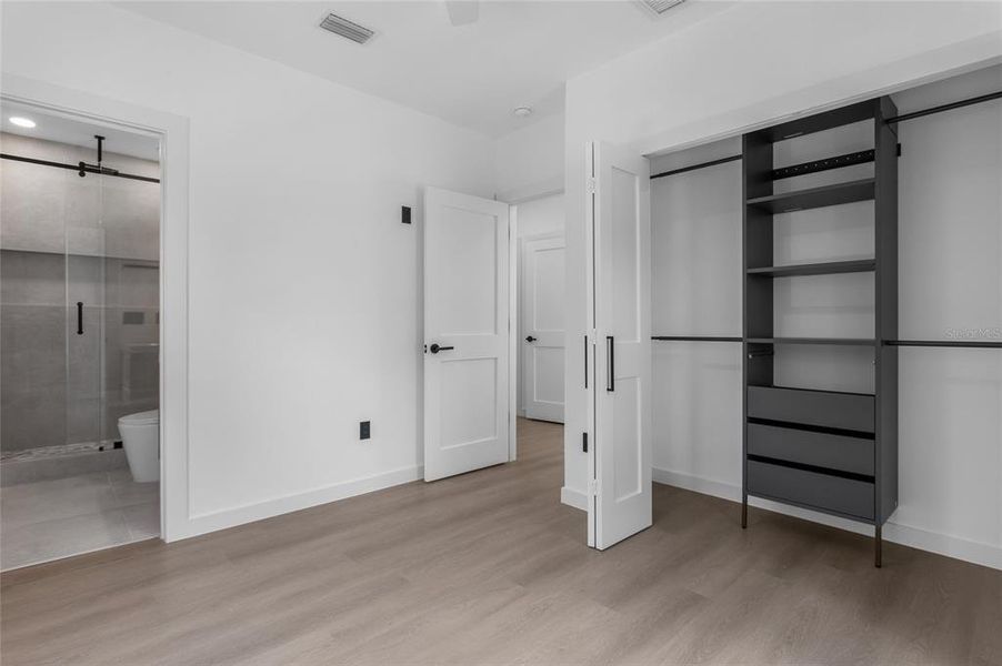 Spacious, unfurnished interior of a new home in , St. Petersburg (Image 35).