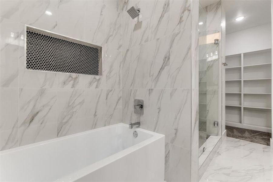 Large master bathroom, upgraded tub, granite & porcelain tiles floor to ceiling