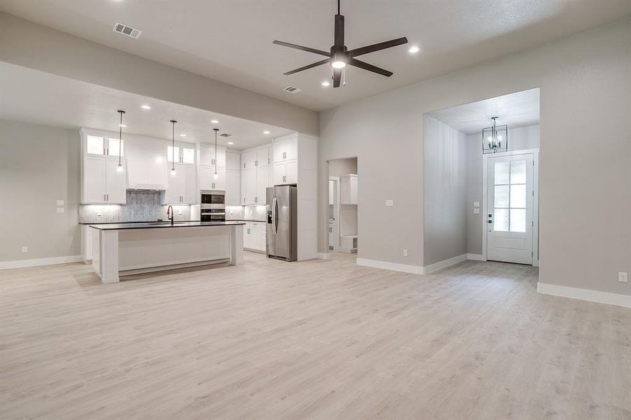 Spacious, unfurnished interior of a new home in , Bridgeport (Image 16).