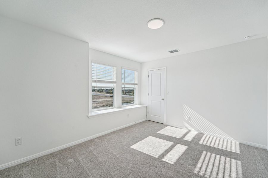 Spacious, unfurnished interior of a new home in Porter Country, Buda (Image 29).