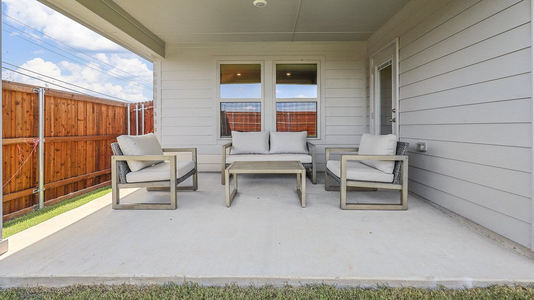Representative furnished interior of a home built from the Huntsville by D.R. Horton in Saddlebrook, Waxahachie (Image 24).