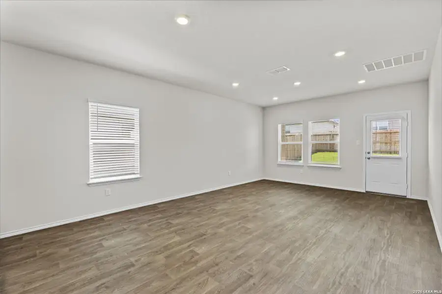Spacious, unfurnished interior of a new home in Laurel Vistas, San Antonio (Image 16).