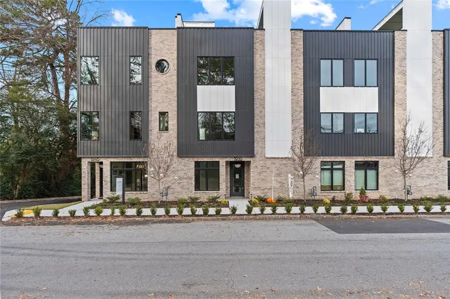 Condo located in Atlanta, GA showcasing its design and architecture (Image 3).