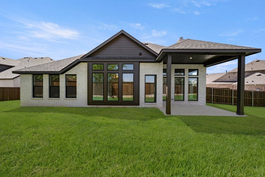 Exterior details and patio area of a home in Redden Farms, Midlothian (Image 4).