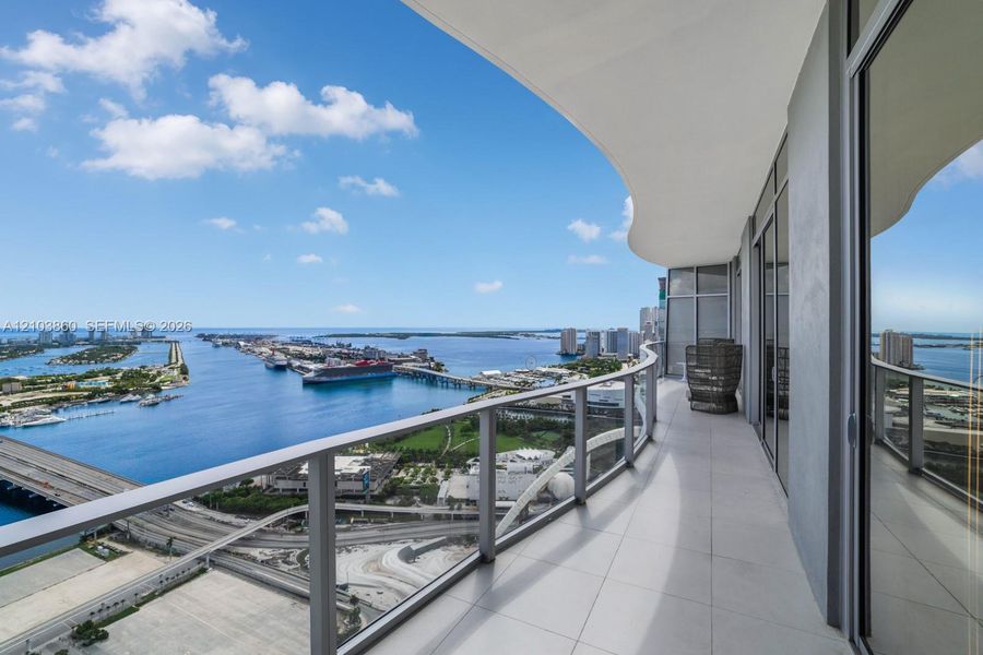 Condo located in Miami, FL showcasing its design and architecture (Image 22).