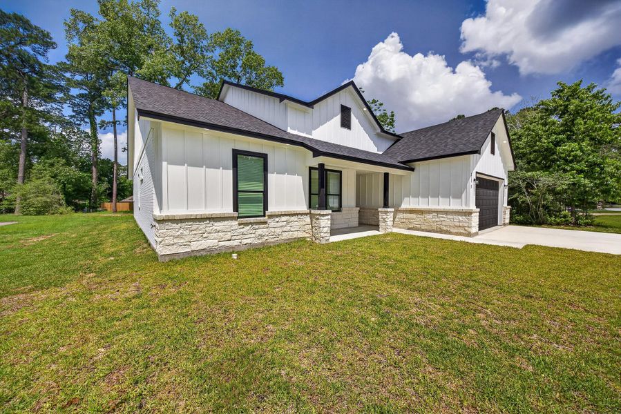 Exterior details and patio area of a home in , New Caney (Image 3).