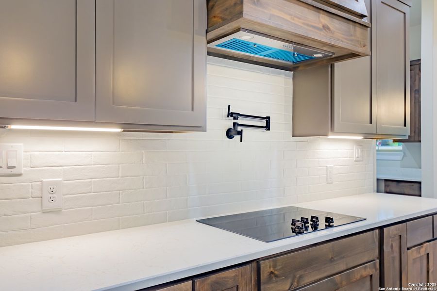 Furnished interior view inside a new home in , La Vernia (Image 11).