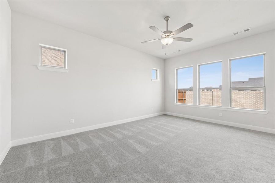 Spacious, unfurnished interior of a new home in Myrtle Creek, Waxahachie (Image 16).