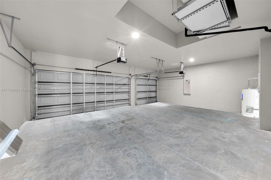 Spacious, unfurnished interior of a new home in , Cape Coral (Image 24). Spacious, unfurnished interior of a new home in , Cape Coral (Image 24).