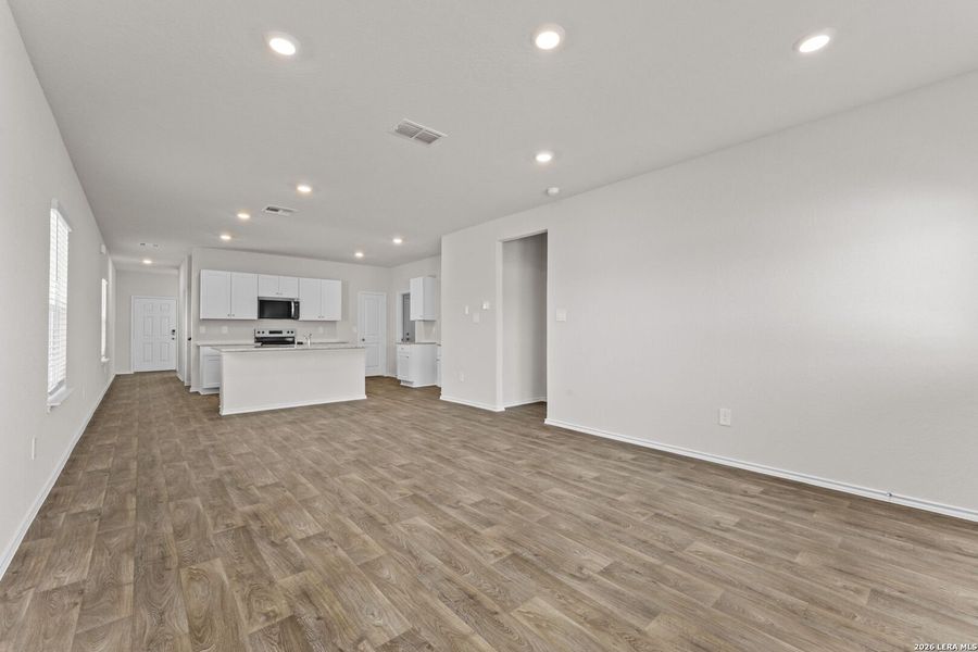Spacious, unfurnished interior of a new home in Laurel Vistas, San Antonio (Image 15).