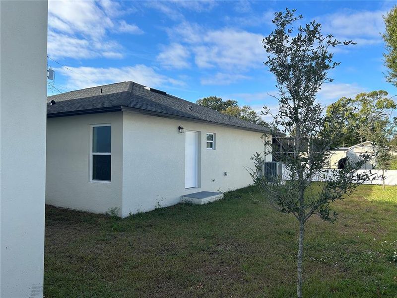 Exterior details and patio area of a home in , Tampa (Image 23).