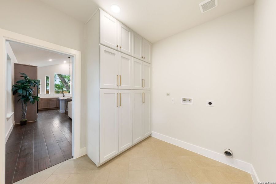 Spacious, unfurnished interior of a new home in , San Antonio (Image 26).