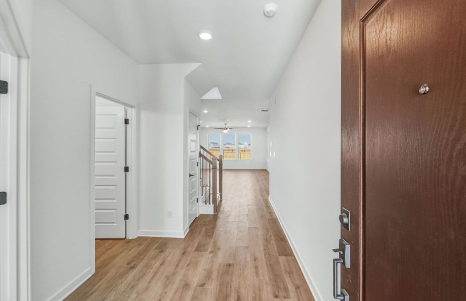 Spacious, unfurnished interior of a new home in Sunfield, Buda (Image 36).