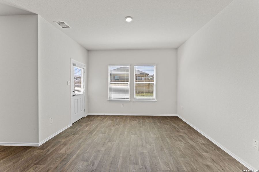Spacious, unfurnished interior of a new home in Laurel Vistas, San Antonio (Image 25).