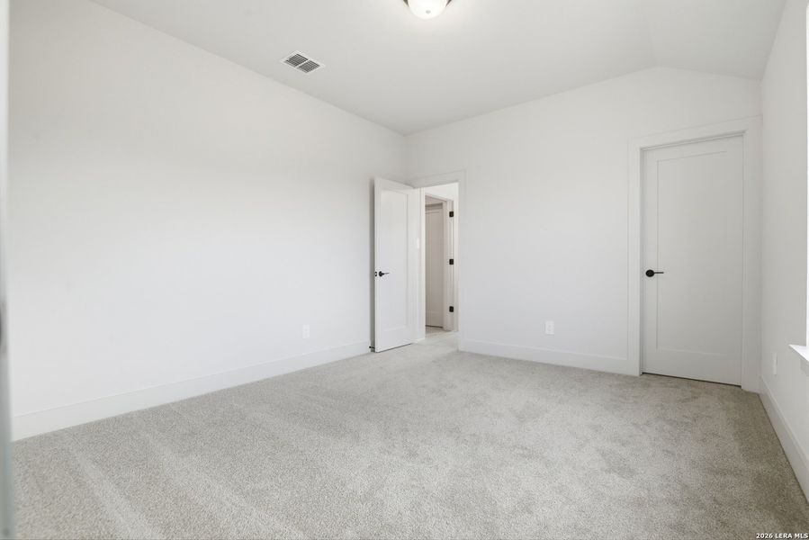 Spacious, unfurnished interior of a new home in Haby Hill 50s, San Antonio (Image 30).