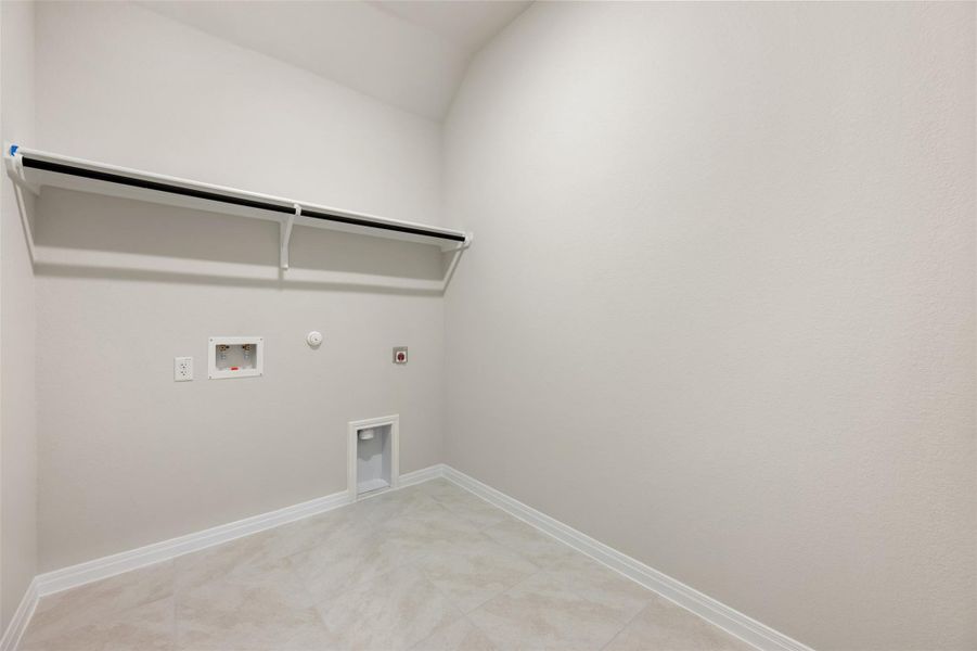 Spacious, unfurnished interior of a new home in The Colony, Bastrop (Image 19).