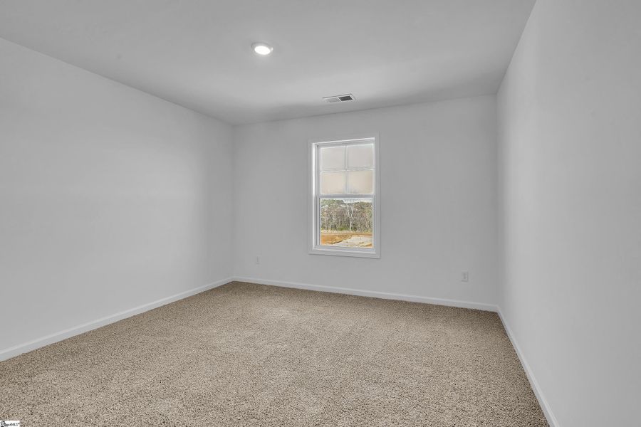 Spacious, unfurnished interior of a new home in Lynbrook, Boiling Springs (Image 26).