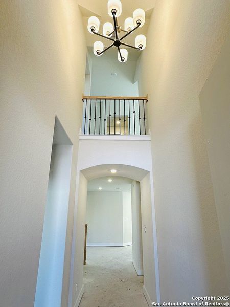 Spacious, unfurnished interior of a new home in Nopal Valley, San Antonio (Image 11).