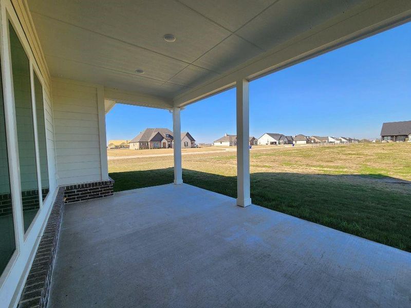 Exterior details and patio area of a home in Rocky Top, Krum (Image 3).