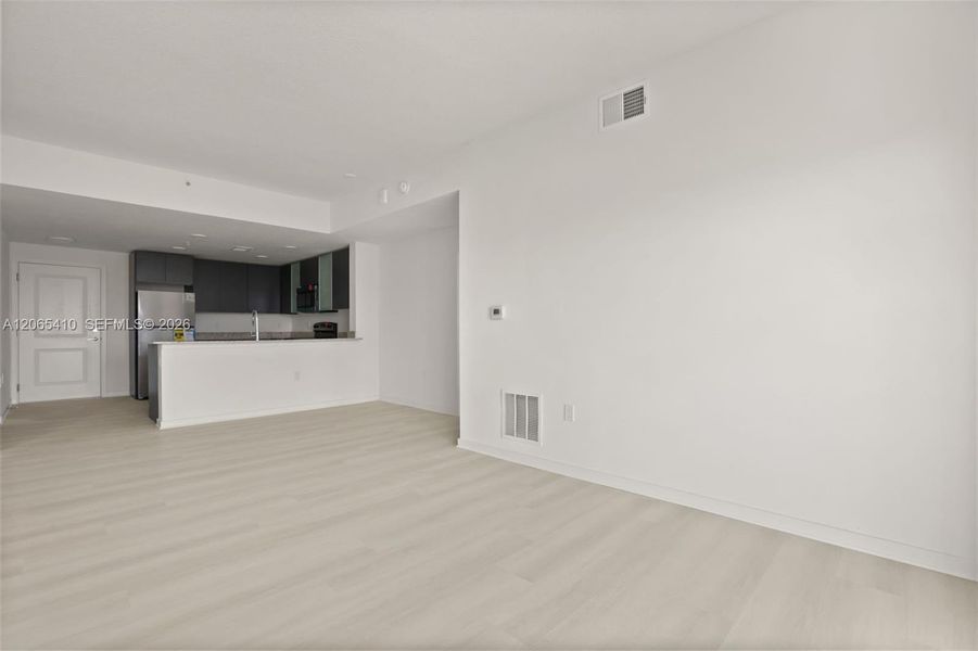 Spacious, unfurnished interior of a new home in , Orlando (Image 23).