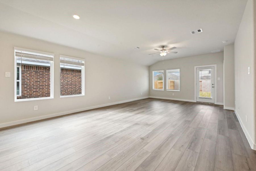 Spacious, unfurnished interior of a new home in , Conroe (Image 24).