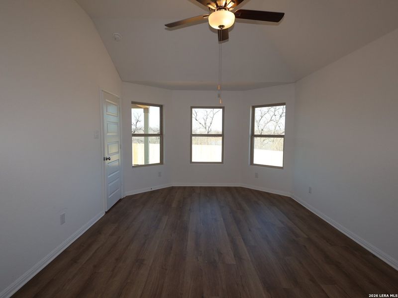 Spacious, unfurnished interior of a new home in Cinco Lakes, San Antonio (Image 16).