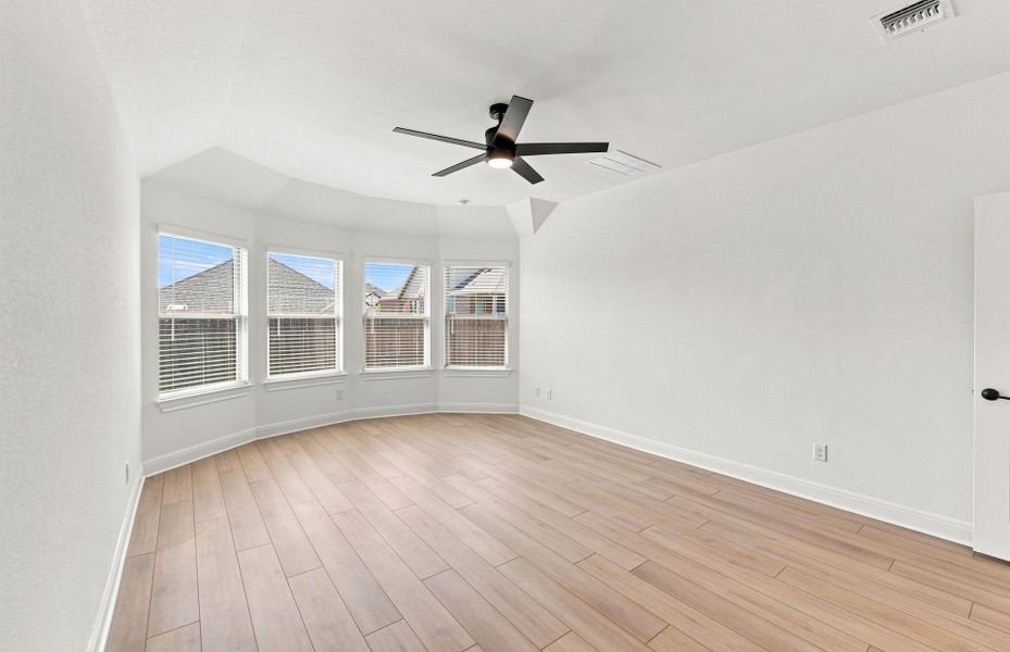Spacious, unfurnished interior of a new home in Crescent Bluff, Georgetown (Image 32).