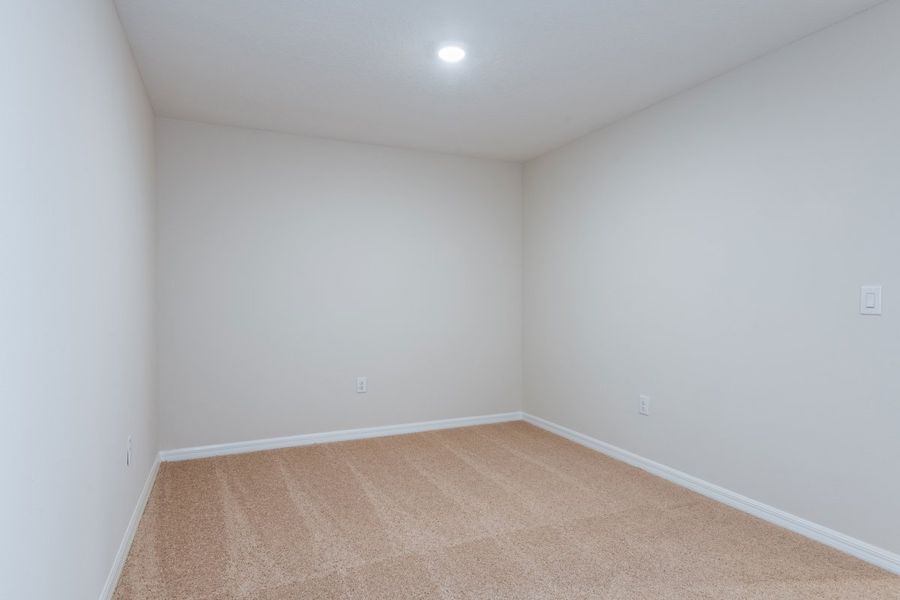 Spacious, unfurnished interior of a new home in Pasadena Woods, Dade City (Image 14).