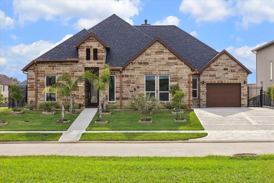 Front exterior of a new home in , Kemah, TX, highlighting curb appeal (Image 1). Front exterior of a new home in , Kemah, TX, highlighting curb appeal (Image 1).