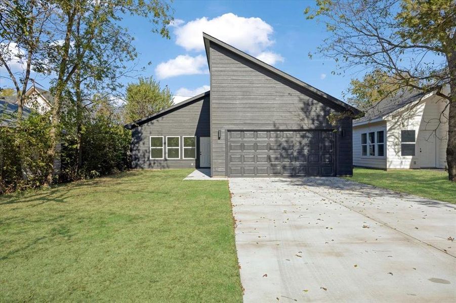 View of front of property featuring a front lawn